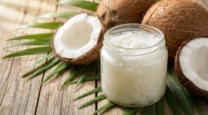 découvrez notre démaquillant naturel à l'huile de coco, efficace et doux pour votre peau, qui élimine le maquillage en profondeur tout en nourrissant votre épiderme.