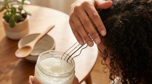 découvrez comment l'huile de coco peut apaiser votre cuir chevelu et combattre efficacement les pellicules grâce à ses propriétés naturelles nourrissantes et antifongiques.