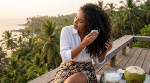 découvrez comment l'huile de coco peut sublimer vos cheveux bouclés en offrant définition, hydratation intense et une brillance naturelle éclatante.